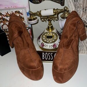 BNWOB fox suede, chunky platform, deep caramel color 6” block heel